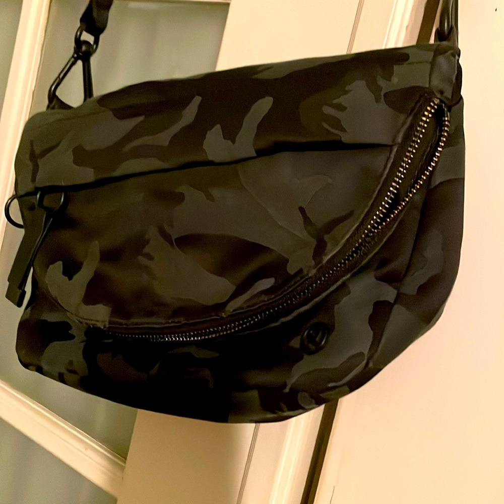 Lululemon Festival Bag Camo Deep Coal